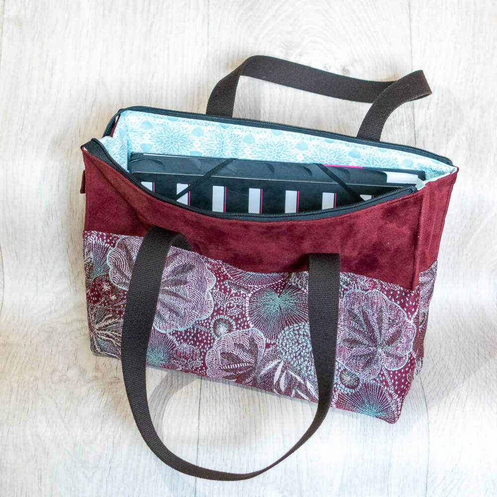 Trousse et sac zippés à large ouverture, 5 tailles – Curry en tissu floral avec patron de couture pdf à télécharger.