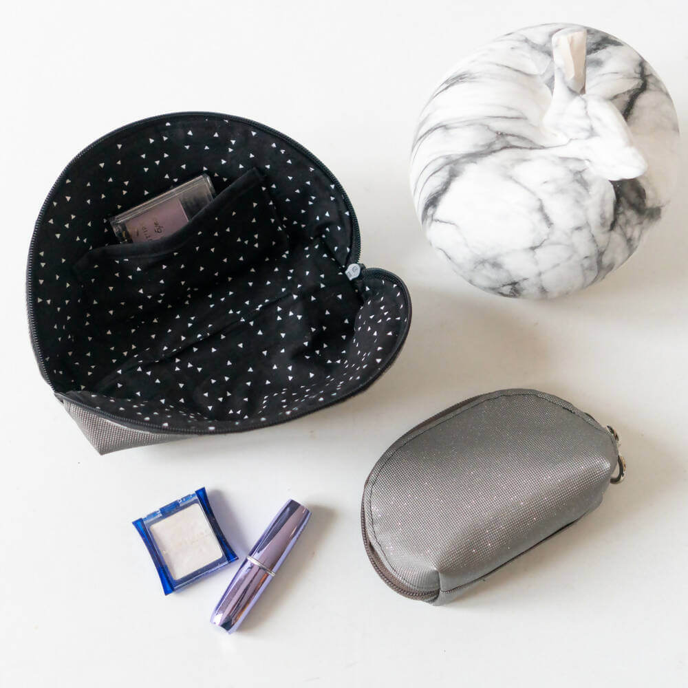 Trousse maquillage ou stylos, 4 formats – Pomme avec patron de couture pdf à télécharger, ouverte et posée avec accessoires de maquillage.