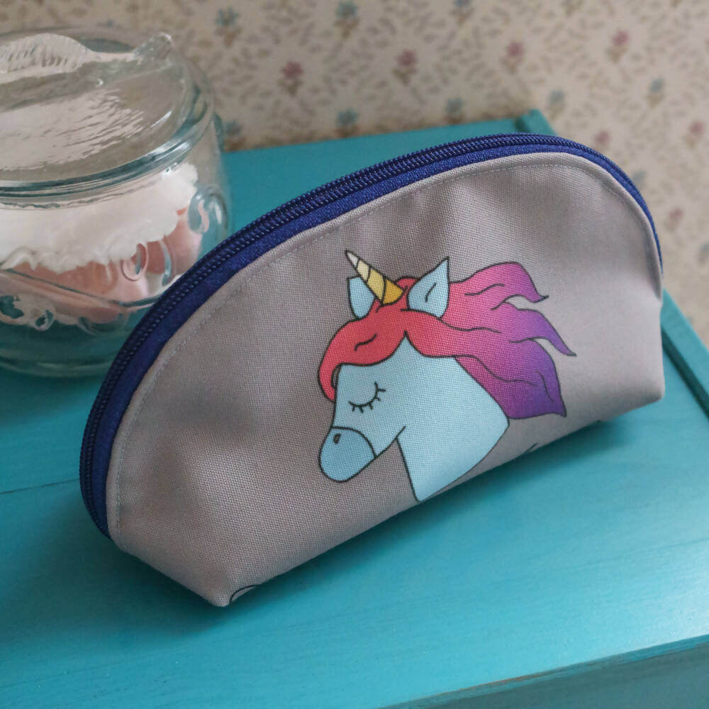 Trousse maquillage ou stylos, 4 formats – Pomme avec motif licorne, patron de couture pdf à télécharger disponible.
