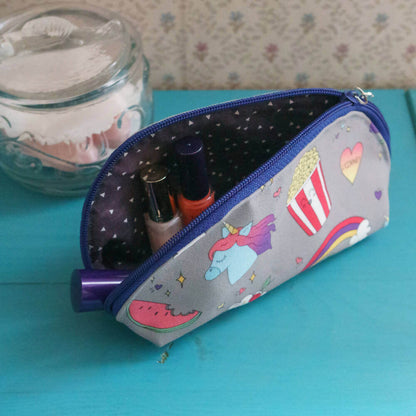 Trousse maquillage ou stylos, 4 formats – Pomme, ouverte révélant du maquillage. Téléchargez le patron de couture PDF.