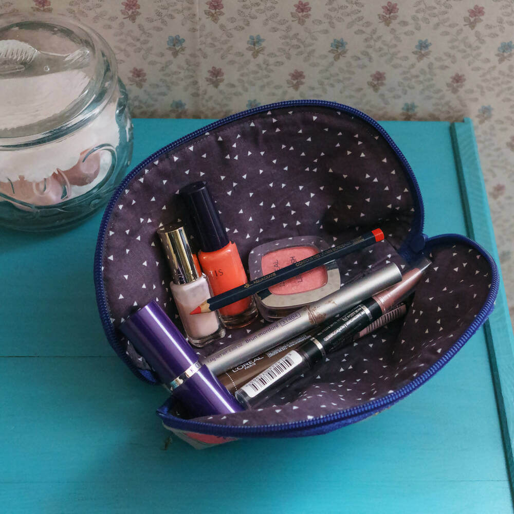 Trousse maquillage ou stylos, 4 formats – Pomme avec produits cosmétiques. Patron de couture PDF à télécharger inclus.