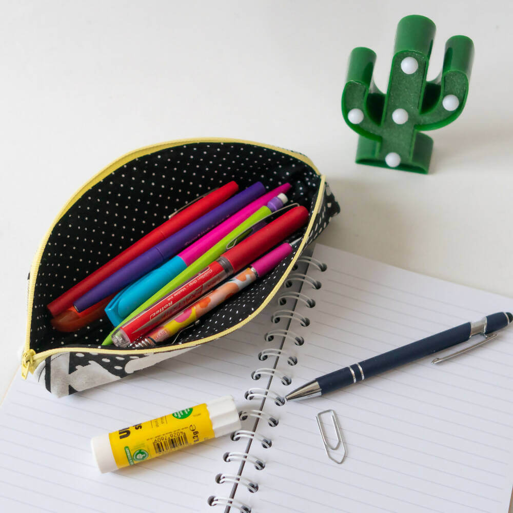 Trousse maquillage ou stylos, 4 formats – Pomme ouverte avec stylos colorés, patron de couture pdf à télécharger, design pratique.