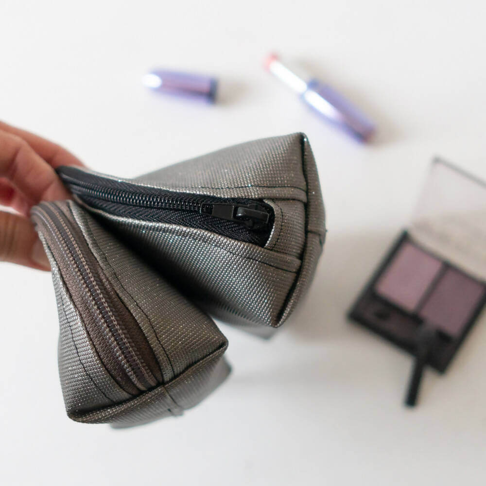 Trousse maquillage ou stylos, 4 formats – Pomme avec patron de couture pdf à télécharger, vue de l'ouverture et rangement pratique.