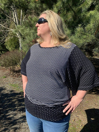 Femme portant le VANOU - Top pour femmes du 34 au 54, patron de couture pdf à télécharger, avec manches kimono et tissus à motifs.