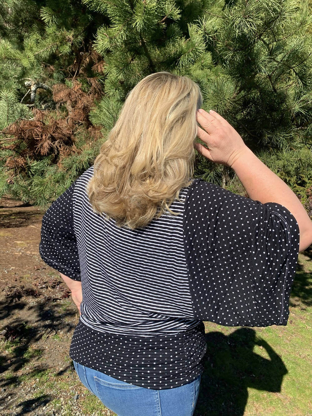 VANOU - Top pour femmes du 34 au 54 avec manches kimono, patron de couture pdf à télécharger, vu de dos en extérieur.