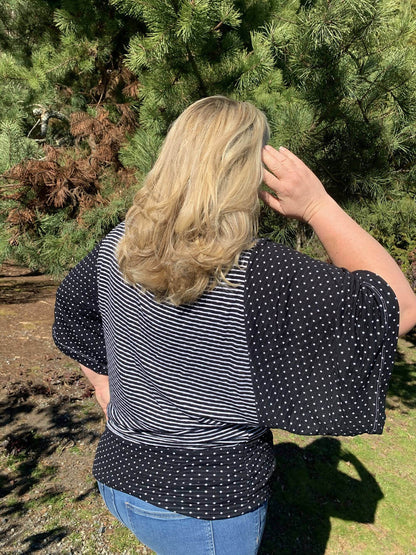 VANOU - Top pour femmes du 34 au 54 avec manches kimono, patron de couture pdf à télécharger, vu de dos en extérieur.