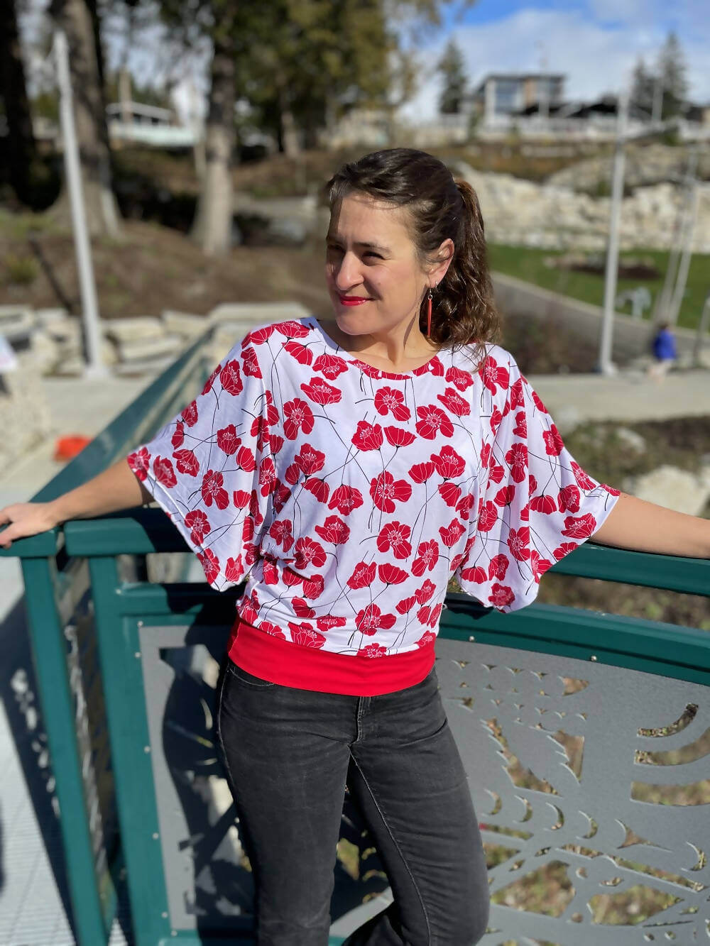 Femme portant le VANOU - Top pour femmes du 34 au 54, patron de couture pdf à télécharger, manches kimono, effet blousant.