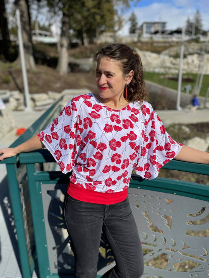 Femme portant le VANOU - Top pour femmes du 34 au 54, patron de couture pdf à télécharger, manches kimono, effet blousant.